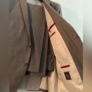 New never worn men’s grey suit. Original price $600+
